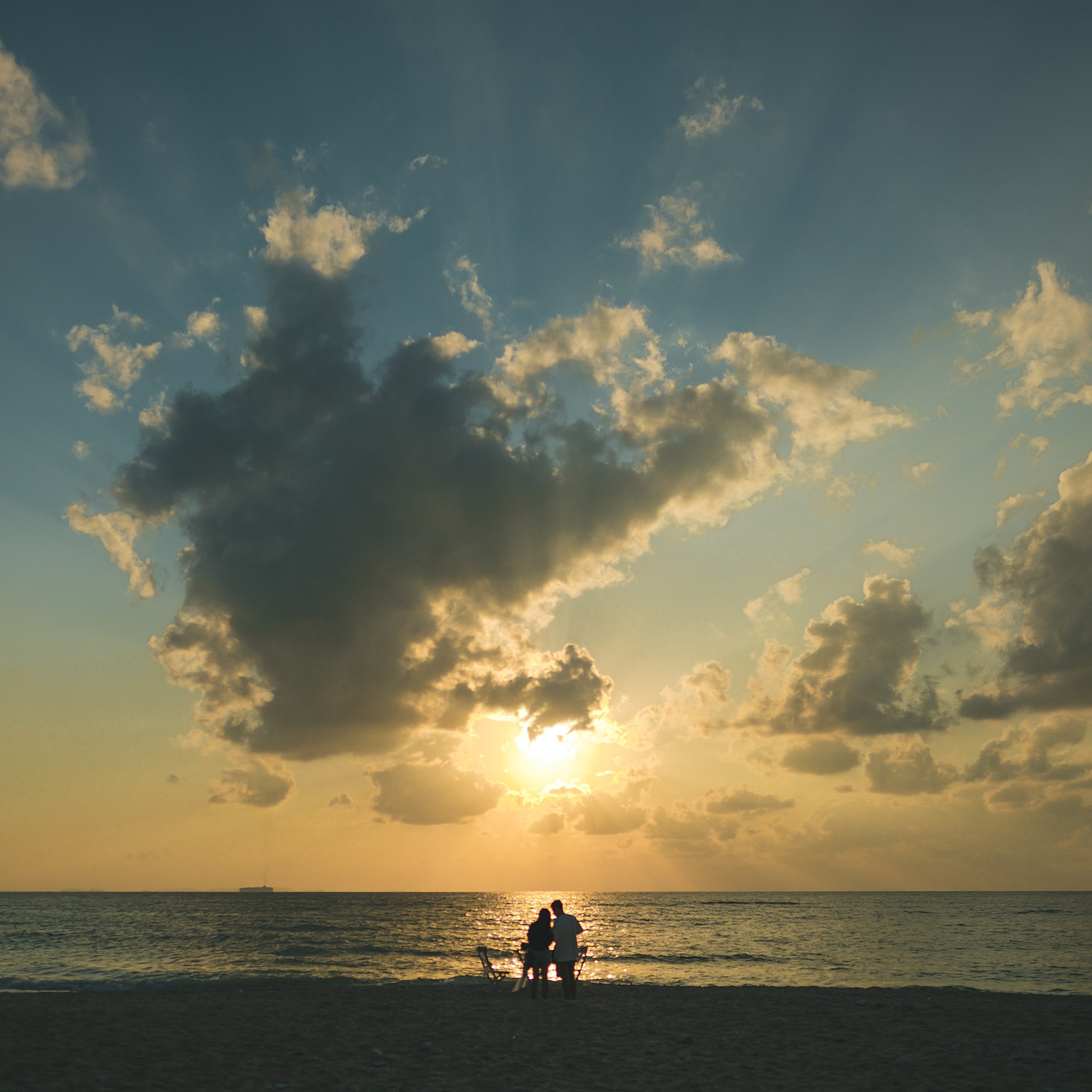 在沖繩的沙灘進行浪漫的求婚